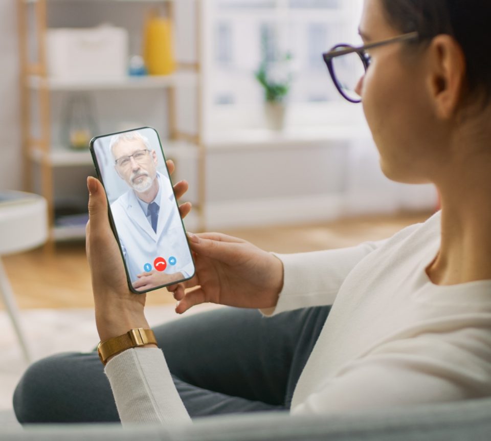 mujer haciendo una videoconsulta desde su casa